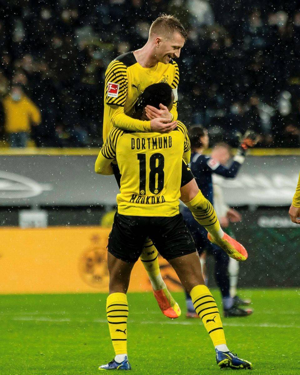 包含从赛后多特蒙德备战德甲到赛前成都蓉城完成体检——欧联节点到来，詹姆斯连续五场比赛得分超过精彩发挥的词条